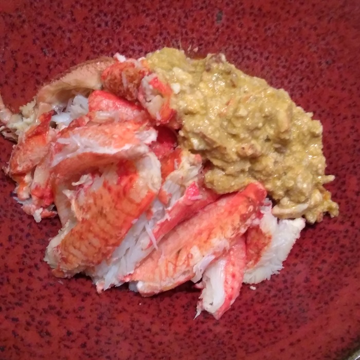 身がぎっしりと詰まり、たっぷりの甘い蟹味噌がはいった北海道の毛蟹を、お箸でお召し上がり下さい。
