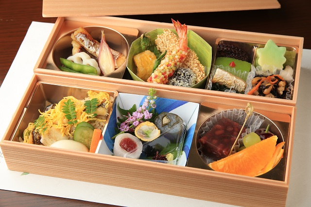 特製 2段弁当 2,000円(税込2,160円)