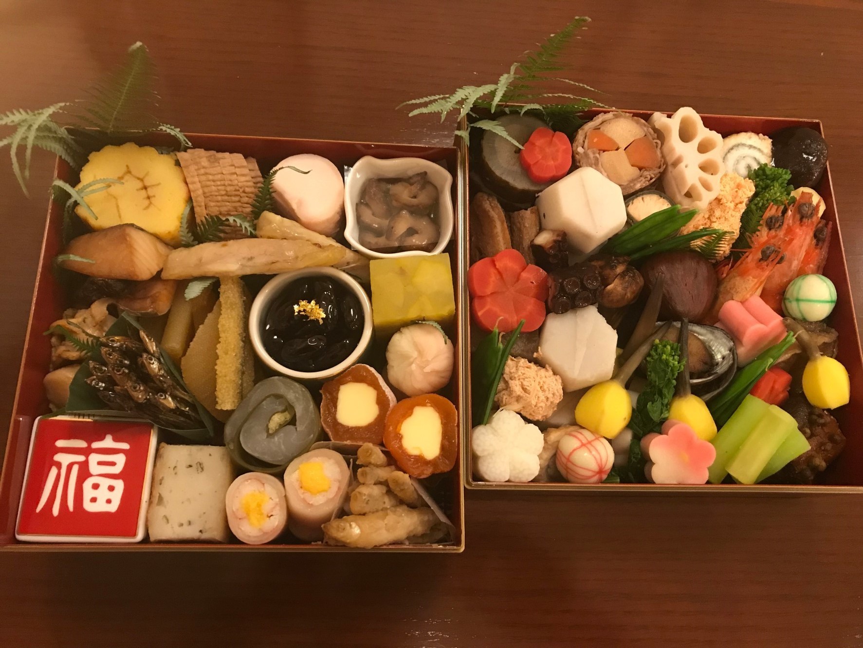 おせちの予約は10月1日午前10時よりお電話にて承ります。